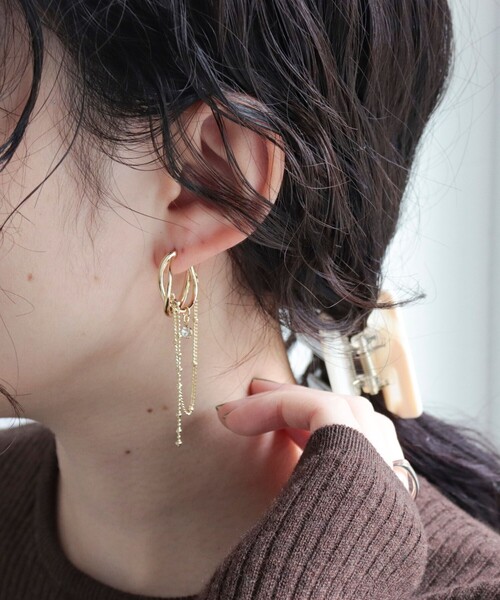 fredy emue(フレディエミュ)の「チェーンデザインCピアス(ピアス(両耳用)・レディース・シルバー/ゴールド・FREE)」の4枚目の写真