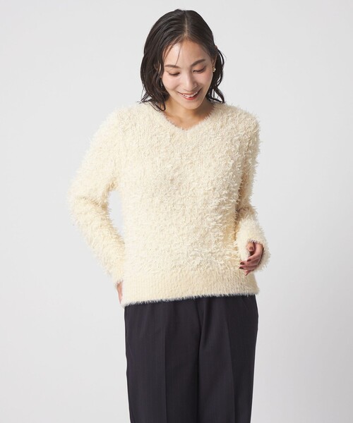 A DAY IN THE LIFE UNITED ARROWS(アデイインザライフユナイテッドアローズ)の「フェザー×チュール Vネックニット <A DAY IN THE LIFE>(ニット/セーター・レディース・オフホワイト/ブラック・FREE)」の3枚目の写真