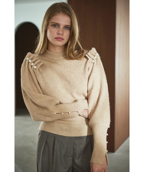 Estella.K(エステラケー)の「Pearl Crew neck Slash-sleeve sweater パールスラッシュマトンスリーブニット(ニット/セーター・レディース・ライトベージュ/ブラック・FREE)」の1枚目の写真