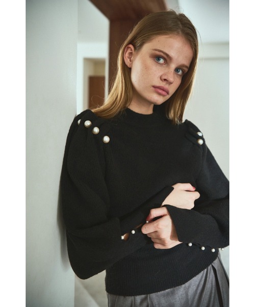 Estella.K(エステラケー)の「Pearl Crew neck Slash-sleeve sweater パールスラッシュマトンスリーブニット(ニット/セーター・レディース・ライトベージュ/ブラック・FREE)」の2枚目の写真