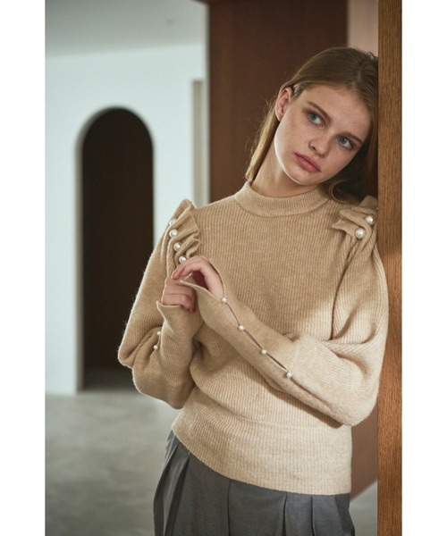 Estella.K(エステラケー)の「Pearl Crew neck Slash-sleeve sweater パールスラッシュマトンスリーブニット(ニット/セーター・レディース・ライトベージュ/ブラック・FREE)」の9枚目の写真
