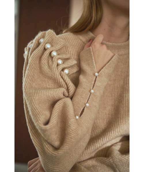 Estella.K(エステラケー)の「Pearl Crew neck Slash-sleeve sweater パールスラッシュマトンスリーブニット(ニット/セーター・レディース・ライトベージュ/ブラック・FREE)」の5枚目の写真