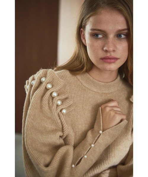 Estella.K(エステラケー)の「Pearl Crew neck Slash-sleeve sweater パールスラッシュマトンスリーブニット(ニット/セーター・レディース・ライトベージュ/ブラック・FREE)」の7枚目の写真