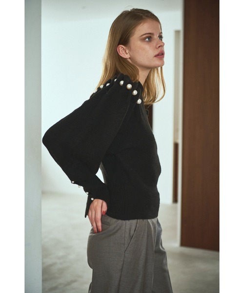 Estella.K(エステラケー)の「Pearl Crew neck Slash-sleeve sweater パールスラッシュマトンスリーブニット(ニット/セーター・レディース・ライトベージュ/ブラック・FREE)」の3枚目の写真