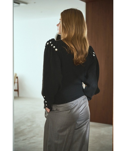 Estella.K(エステラケー)の「Pearl Crew neck Slash-sleeve sweater パールスラッシュマトンスリーブニット(ニット/セーター・レディース・ライトベージュ/ブラック・FREE)」の17枚目の写真