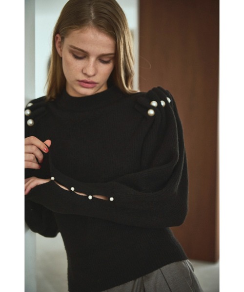 Estella.K(エステラケー)の「Pearl Crew neck Slash-sleeve sweater パールスラッシュマトンスリーブニット(ニット/セーター・レディース・ライトベージュ/ブラック・FREE)」の15枚目の写真