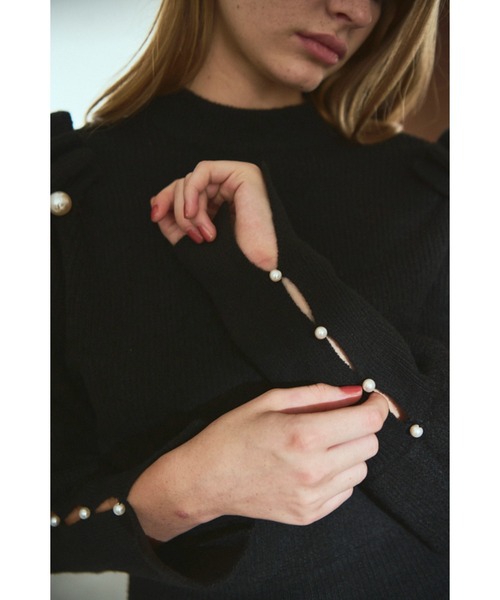 Estella.K(エステラケー)の「Pearl Crew neck Slash-sleeve sweater パールスラッシュマトンスリーブニット(ニット/セーター・レディース・ライトベージュ/ブラック・FREE)」の18枚目の写真