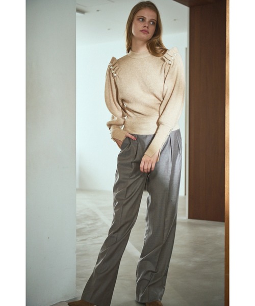 Estella.K(エステラケー)の「Pearl Crew neck Slash-sleeve sweater パールスラッシュマトンスリーブニット(ニット/セーター・レディース・ライトベージュ/ブラック・FREE)」の4枚目の写真
