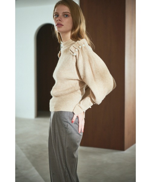 Estella.K(エステラケー)の「Pearl Crew neck Slash-sleeve sweater パールスラッシュマトンスリーブニット(ニット/セーター・レディース・ライトベージュ/ブラック・FREE)」の6枚目の写真