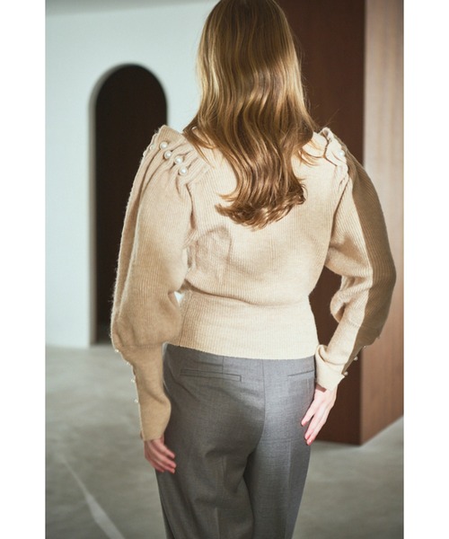 Estella.K(エステラケー)の「Pearl Crew neck Slash-sleeve sweater パールスラッシュマトンスリーブニット(ニット/セーター・レディース・ライトベージュ/ブラック・FREE)」の8枚目の写真