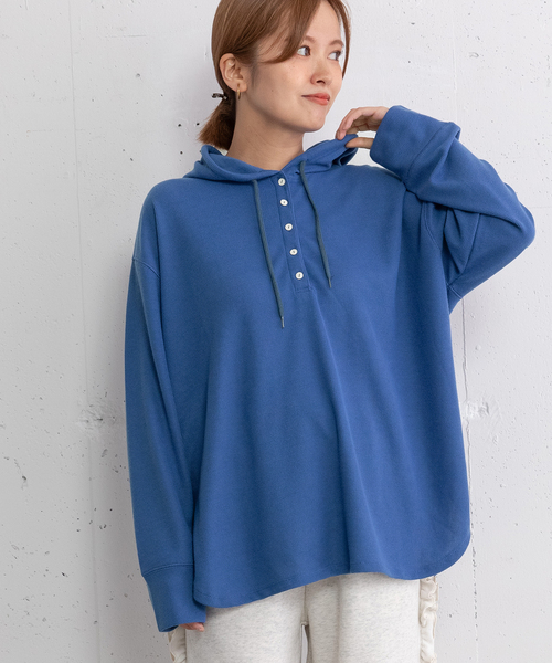 POU DOU DOU（プードゥドゥ）の「ヘンリーネックフーディトップス（Tシャツ/カットソー・レディース・ブルー/グレー/キナリ・M）」の3枚目の写真