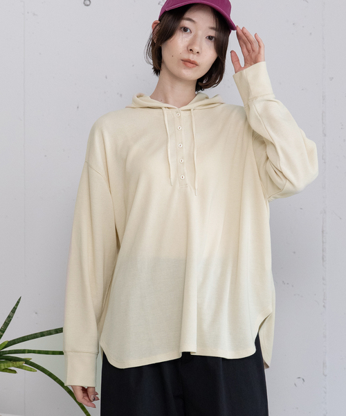 POU DOU DOU（プードゥドゥ）の「ヘンリーネックフーディトップス（Tシャツ/カットソー・レディース・ブルー/グレー/キナリ・M）」の4枚目の写真