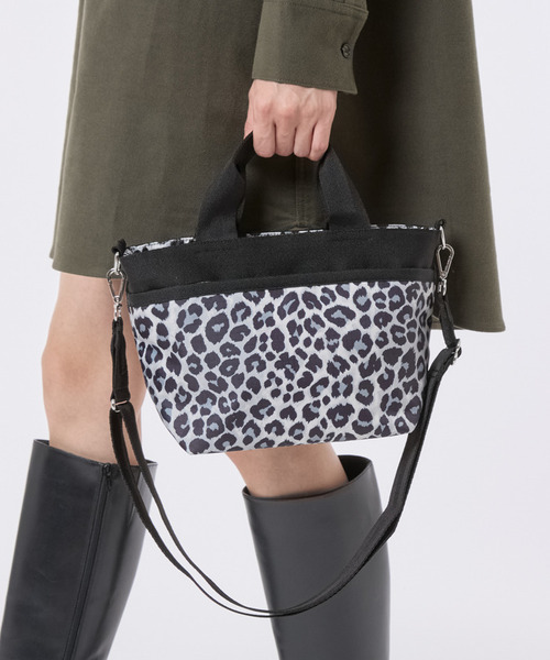 LeSportsac（レスポートサック）の「SMALL BUCKET TOTE ニュートラルレオパード（トートバッグ・レディース・グレー・FREE）」の2枚目の写真