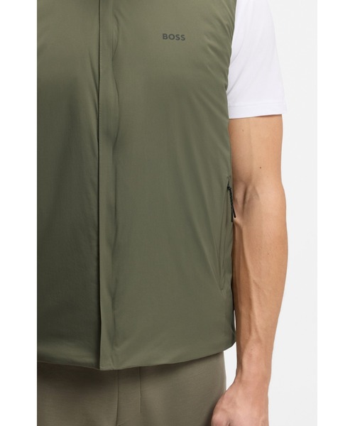 BOSS（ボス）の「はっ水ジレ ストレッチファブリック ロゴディテール（その他アウター・メンズ・カーキ・S/L/M）」の2枚目の写真