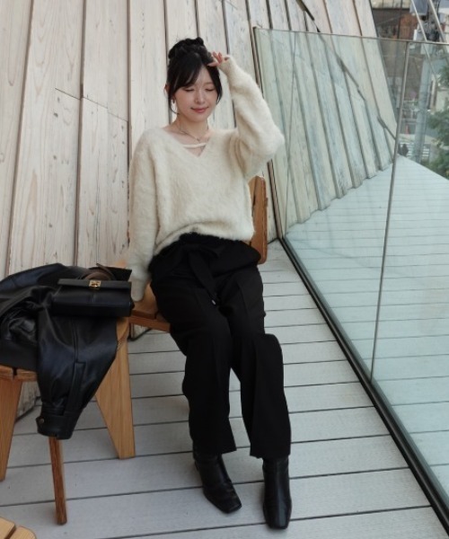 SENEE（セニー）の「2way v neck knit tops（2ウェイVネックニットトップス）（ニット/セーター・レディース・ブラック/アイボリー・FREE）」の14枚目の写真