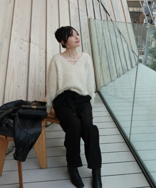 SENEE（セニー）の「2way v neck knit tops（2ウェイVネックニットトップス）（ニット/セーター・レディース・ブラック/アイボリー・FREE）」の15枚目の写真