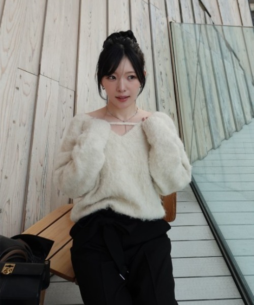 SENEE（セニー）の「2way v neck knit tops（2ウェイVネックニットトップス）（ニット/セーター・レディース・ブラック/アイボリー・FREE）」の18枚目の写真