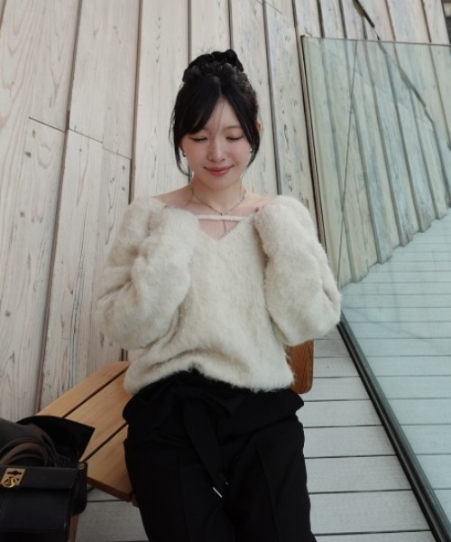 SENEE（セニー）の「2way v neck knit tops（2ウェイVネックニットトップス）（ニット/セーター・レディース・ブラック/アイボリー・FREE）」の19枚目の写真