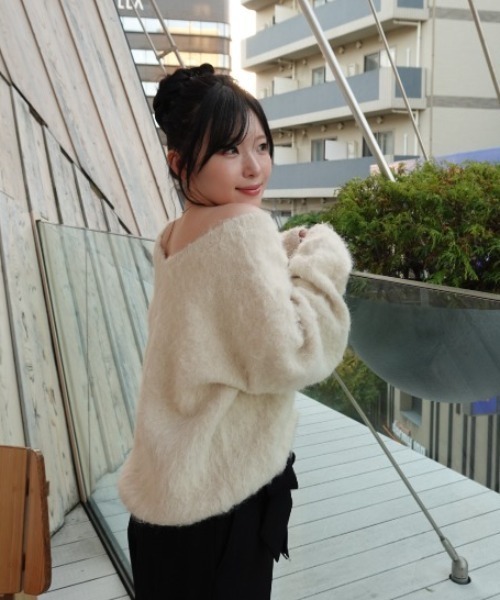 SENEE（セニー）の「2way v neck knit tops（2ウェイVネックニットトップス）（ニット/セーター・レディース・ブラック/アイボリー・FREE）」の20枚目の写真