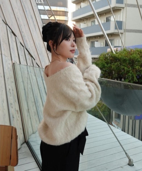 SENEE（セニー）の「2way v neck knit tops（2ウェイVネックニットトップス）（ニット/セーター・レディース・ブラック/アイボリー・FREE）」の21枚目の写真