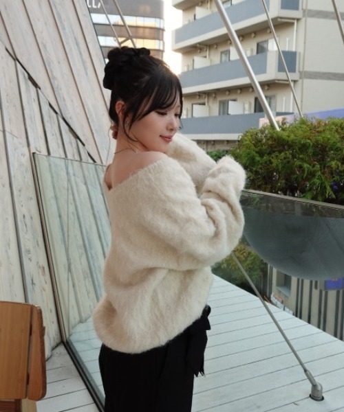 SENEE（セニー）の「2way v neck knit tops（2ウェイVネックニットトップス）（ニット/セーター・レディース・ブラック/アイボリー・FREE）」の22枚目の写真