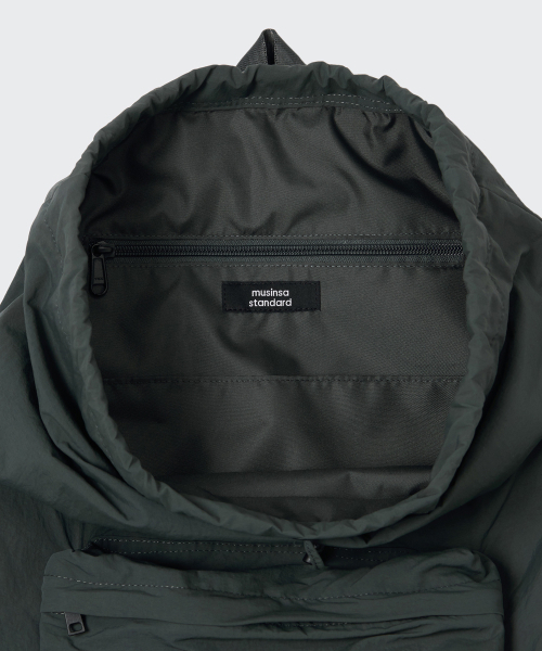 MUSINSA STANDARD（ムシンサスタンダード）の「クリンクルドローストリングイージーバックパック [カーキグレー]（バックパック/リュック・メンズ・その他・FREE）」の5枚目の写真