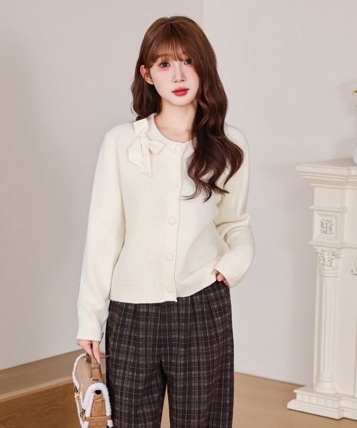 Anely(アネリー)の「クルーネック ツイン リボン ニット カーディガン(カーディガン/ボレロ・レディース・アイボリー/チャコールグレー・FREE)」の4枚目の写真