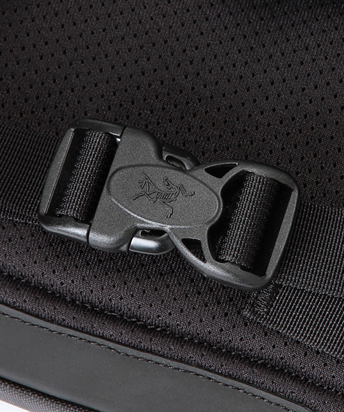 ARC'TERYX（アークテリクス）の「ARC'TERYX×BEAMS BOY / 40th別注 MANTIS 26 （バックパック/リュック・レディース・ブラック×ブルー・ONE SIZE）」の13枚目の写真