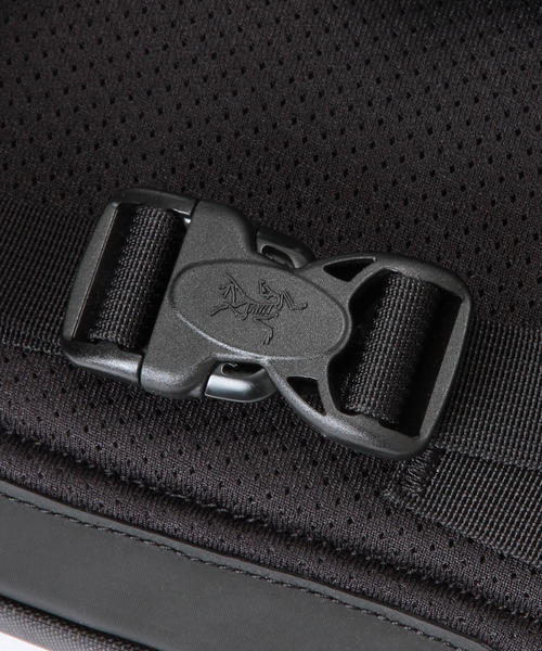 ARC'TERYX（アークテリクス）の「ARC'TERYX×BEAMS BOY / 40th別注 MANTIS 26 （バックパック/リュック・レディース・ブラック×ブルー・ONE SIZE）」の18枚目の写真