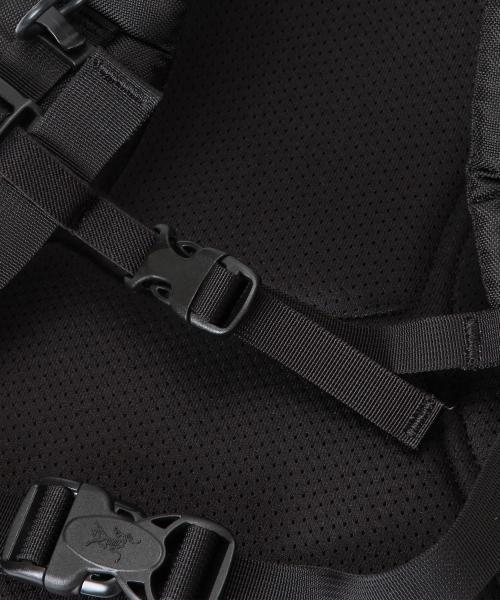 ARC'TERYX（アークテリクス）の「ARC'TERYX×BEAMS BOY / 40th別注 MANTIS 26 （バックパック/リュック・レディース・ブラック×ブルー・ONE SIZE）」の17枚目の写真