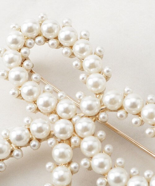 couture brooch（クチュールブローチ）の「パール調リボンモチーフブローチ（ブローチ/コサージュ・レディース・ゴールド・00）」の2枚目の写真