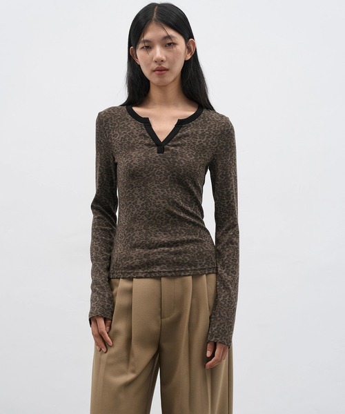 EIGHTHMONTH(エイスマンス)の「パイピングレオパードトップス EM25a142【EIGHTHMONTH】(Tシャツ/カットソー・レディース・レオパード・M/S)」の2枚目の写真