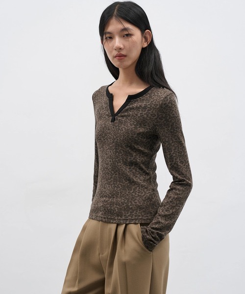 EIGHTHMONTH(エイスマンス)の「パイピングレオパードトップス EM25a142【EIGHTHMONTH】(Tシャツ/カットソー・レディース・レオパード・M/S)」の4枚目の写真