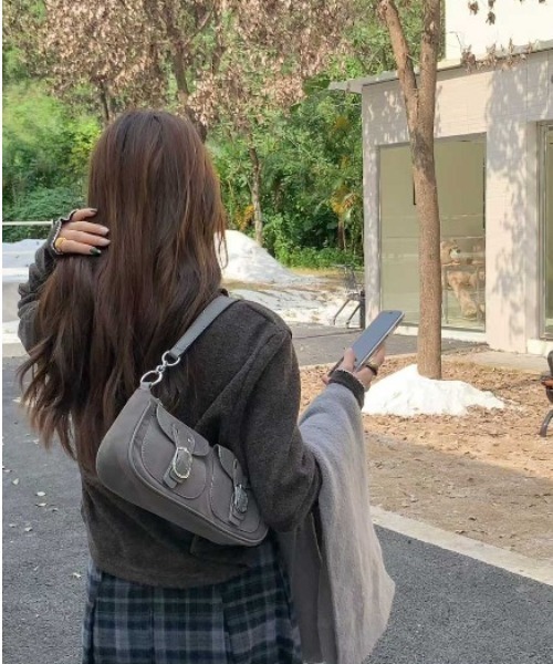 by muni:r（バイ ムニール）の「【2WAY・4色展開】クラシック スエード ショルダー & クロスバッグ（ショルダーバッグ・レディース・ブラック/ライトブラウン/グレー/ブラウン・FREE）」の8枚目の写真