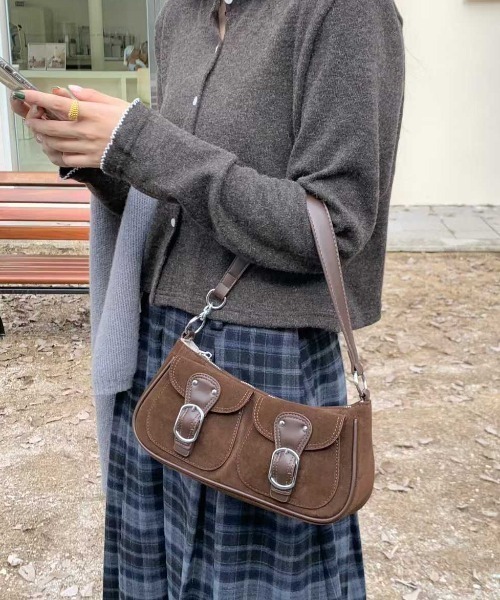 by muni:r（バイ ムニール）の「【2WAY・4色展開】クラシック スエード ショルダー & クロスバッグ（ショルダーバッグ・レディース・ブラック/ライトブラウン/グレー/ブラウン・FREE）」の10枚目の写真