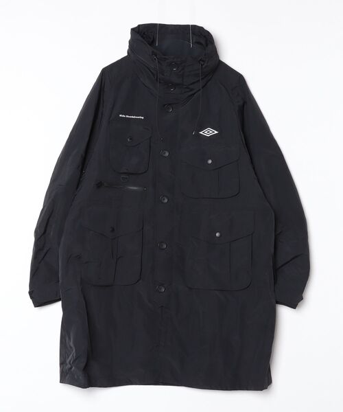 WHITE MOUNTAINEERING(ホワイトマウンテニアリング)の「【White Mountaineering x UMBRO】ホワイトマウンテニアリング アンブロ MULTI POCKET COAT(ナイロンジャケット・メンズ・ブラック・1)」の1枚目の写真
