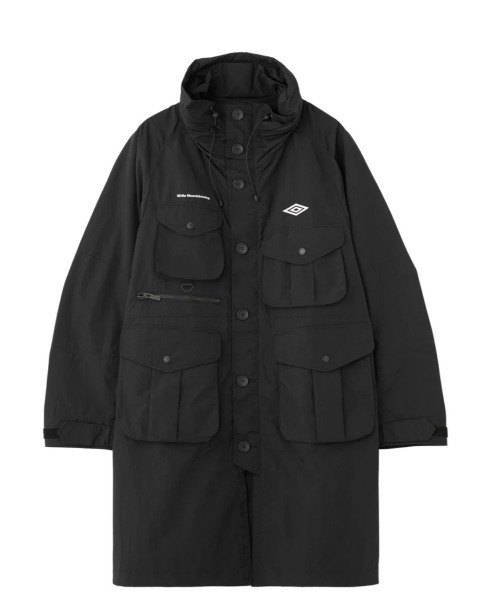 WHITE MOUNTAINEERING(ホワイトマウンテニアリング)の「【White Mountaineering x UMBRO】ホワイトマウンテニアリング アンブロ MULTI POCKET COAT(ナイロンジャケット・メンズ・ブラック・1)」の1枚目の写真