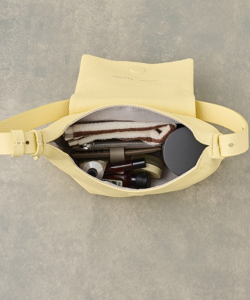 IACUCCI（イアクッチ）の「サーリチェ S CERVO（ショルダーバッグ・レディース・イエロー/アイボリー・FREE）」の3枚目の写真