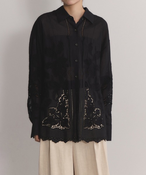 ADAM ET ROPE'(アダムエロペ)の「【EMOELLE】エンブロイダリーシャツ(シャツ/ブラウス・レディース・ホワイト/ブラック・FREE)」の2枚目の写真