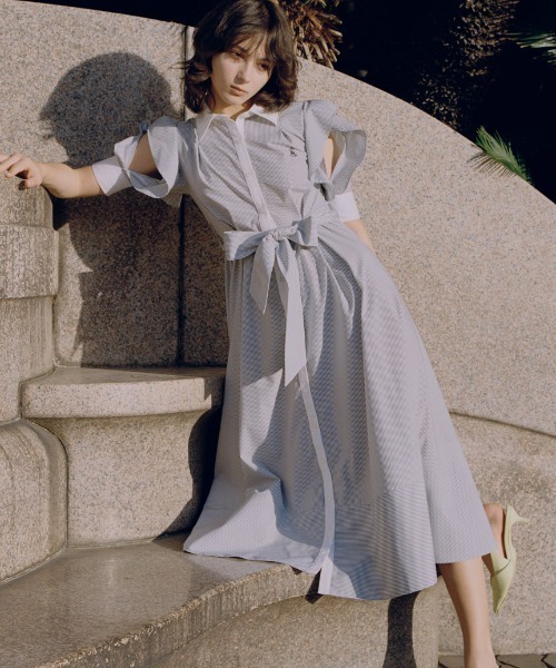 SNIDEL(スナイデル)の「Sustainableフリルデザインシャツワンピース(ワンピース・レディース・チェック/ストライプ/ホワイト・0/1)」の1枚目の写真