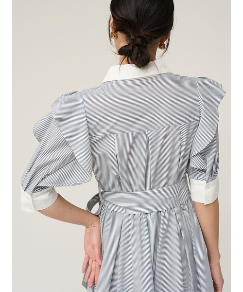 SNIDEL(スナイデル)の「Sustainableフリルデザインシャツワンピース(ワンピース・レディース・チェック/ストライプ/ホワイト・0/1)」の4枚目の写真