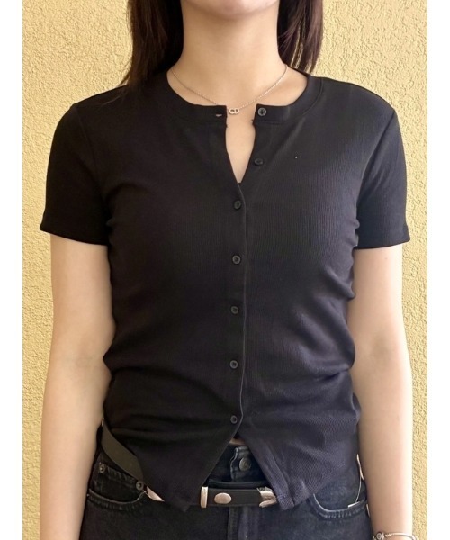 GAP(ギャップ)の「リブ ボタンアップトップス 半袖カーディガン(カーディガン/ボレロ・レディース・ブラック/ホワイト/ブラウン・L/M/XS/S/XL/XXS)」の1枚目の写真