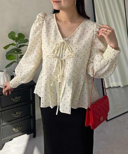 prose verse(プロズヴェール)の「フロントリボンタックプリーツドットペプラムブラウス(シャツ/ブラウス・レディース・ブラック/アイボリー・MEDIUM/LARGE)」の1枚目の写真