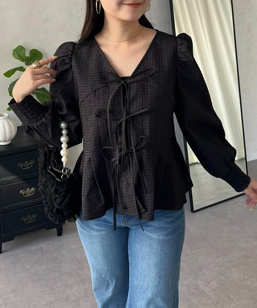 prose verse(プロズヴェール)の「フロントリボンタックプリーツドットペプラムブラウス(シャツ/ブラウス・レディース・ブラック/アイボリー・MEDIUM/LARGE)」の2枚目の写真