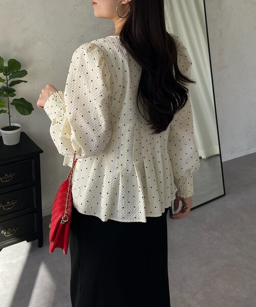 prose verse(プロズヴェール)の「フロントリボンタックプリーツドットペプラムブラウス(シャツ/ブラウス・レディース・ブラック/アイボリー・MEDIUM/LARGE)」の5枚目の写真