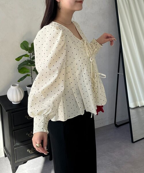 prose verse(プロズヴェール)の「フロントリボンタックプリーツドットペプラムブラウス(シャツ/ブラウス・レディース・ブラック/アイボリー・MEDIUM/LARGE)」の7枚目の写真