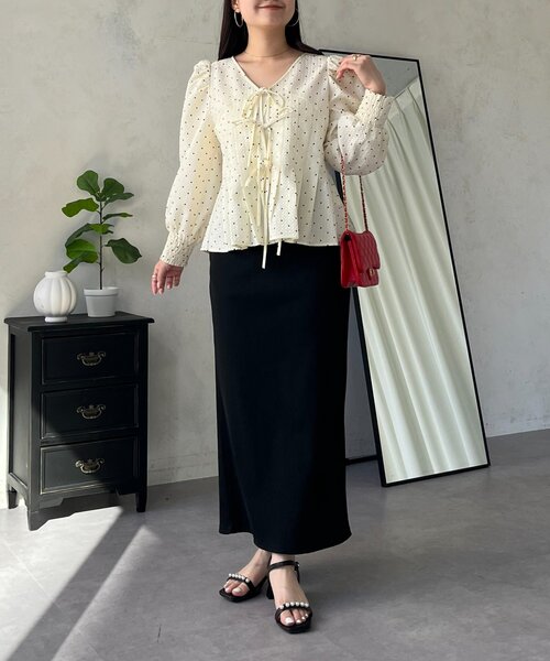 prose verse(プロズヴェール)の「フロントリボンタックプリーツドットペプラムブラウス(シャツ/ブラウス・レディース・ブラック/アイボリー・MEDIUM/LARGE)」の8枚目の写真