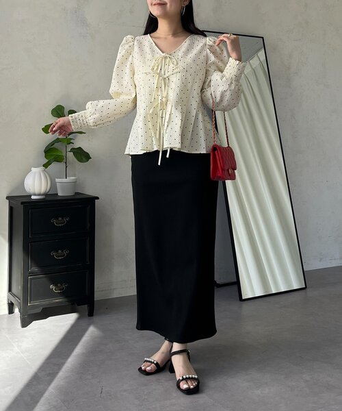 prose verse(プロズヴェール)の「フロントリボンタックプリーツドットペプラムブラウス(シャツ/ブラウス・レディース・ブラック/アイボリー・MEDIUM/LARGE)」の9枚目の写真