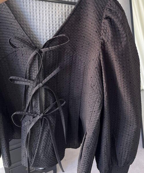 prose verse(プロズヴェール)の「フロントリボンタックプリーツドットペプラムブラウス(シャツ/ブラウス・レディース・ブラック/アイボリー・MEDIUM/LARGE)」の19枚目の写真