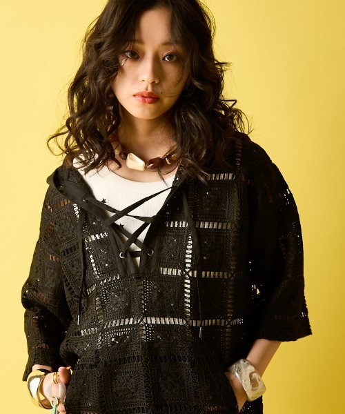 GEVS.(ジェイヴィス)の「レースアップレースフーディ<大きいサイズ有>GEVS.(シャツ/ブラウス・レディース・ブラック/キナリ・M/L/LL/3L/4L/5L)」の2枚目の写真